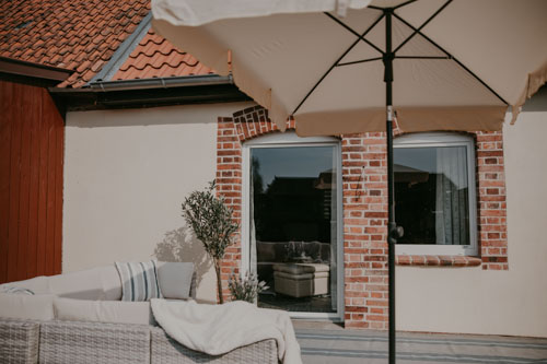 Grüner Garten der Villa Gänseblümchen im Sommer