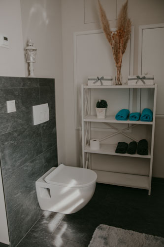 Modernes Badezimmer der Villa Gänseblümchen
