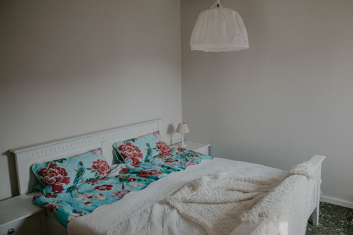 Doppelbett in der Villa Gänseblümchen mit warmer, einladender Atmosphäre