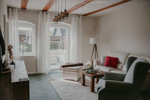 Wohnbereich der Villa Gänseblümchen mit hochwertigen Naturmaterialien